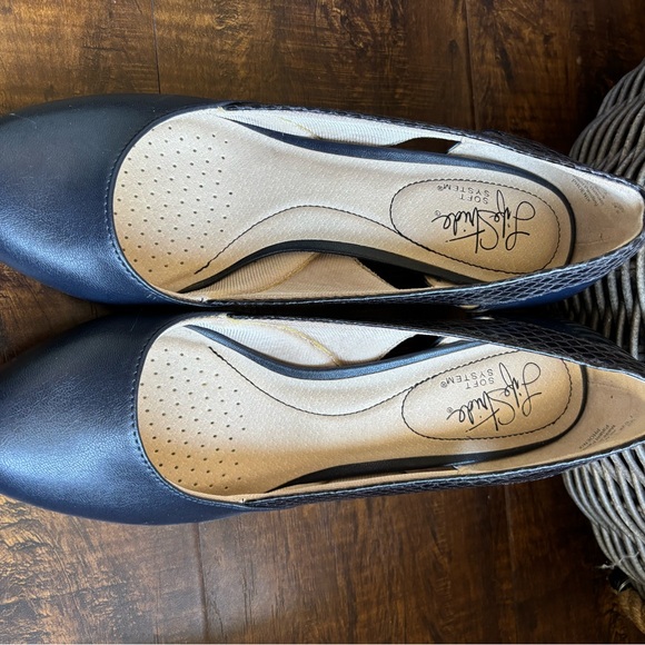 Life Stride Navy Heels - Picture 4 of 8